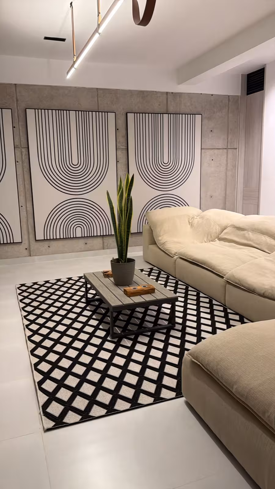 Sala con sofás y alfombra geométrica