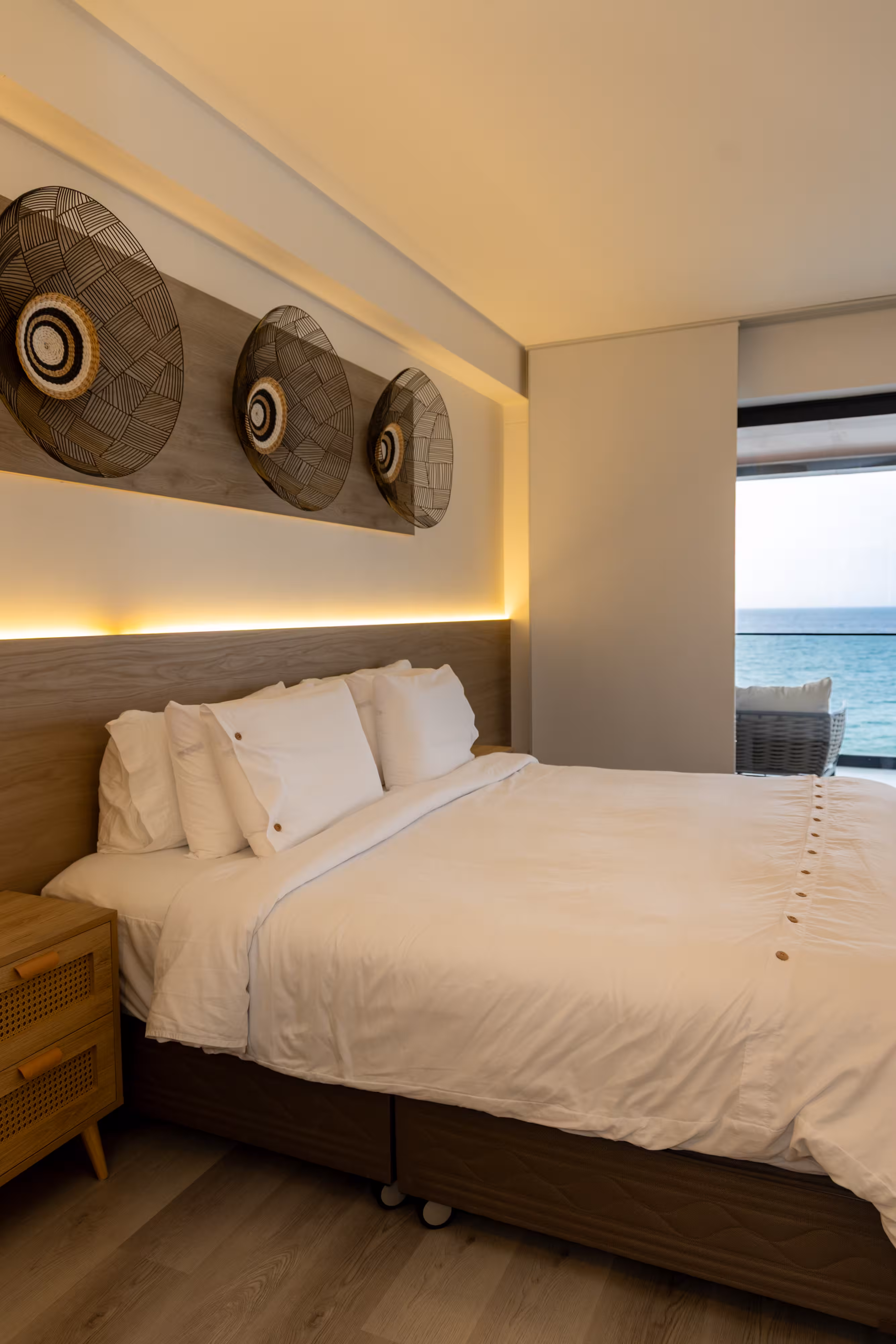 Habitación 1: cama king con vista al mar